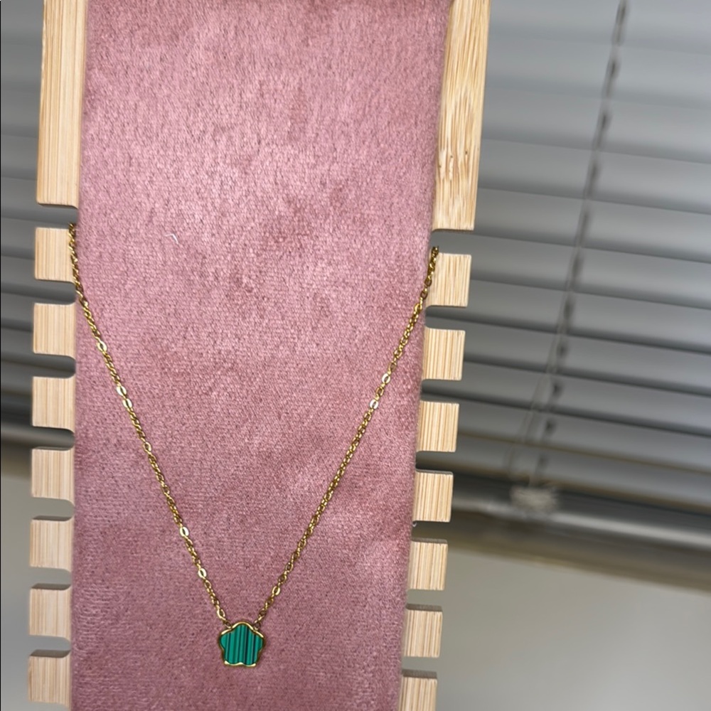 Elegant Gold Necklace with Green Pendant